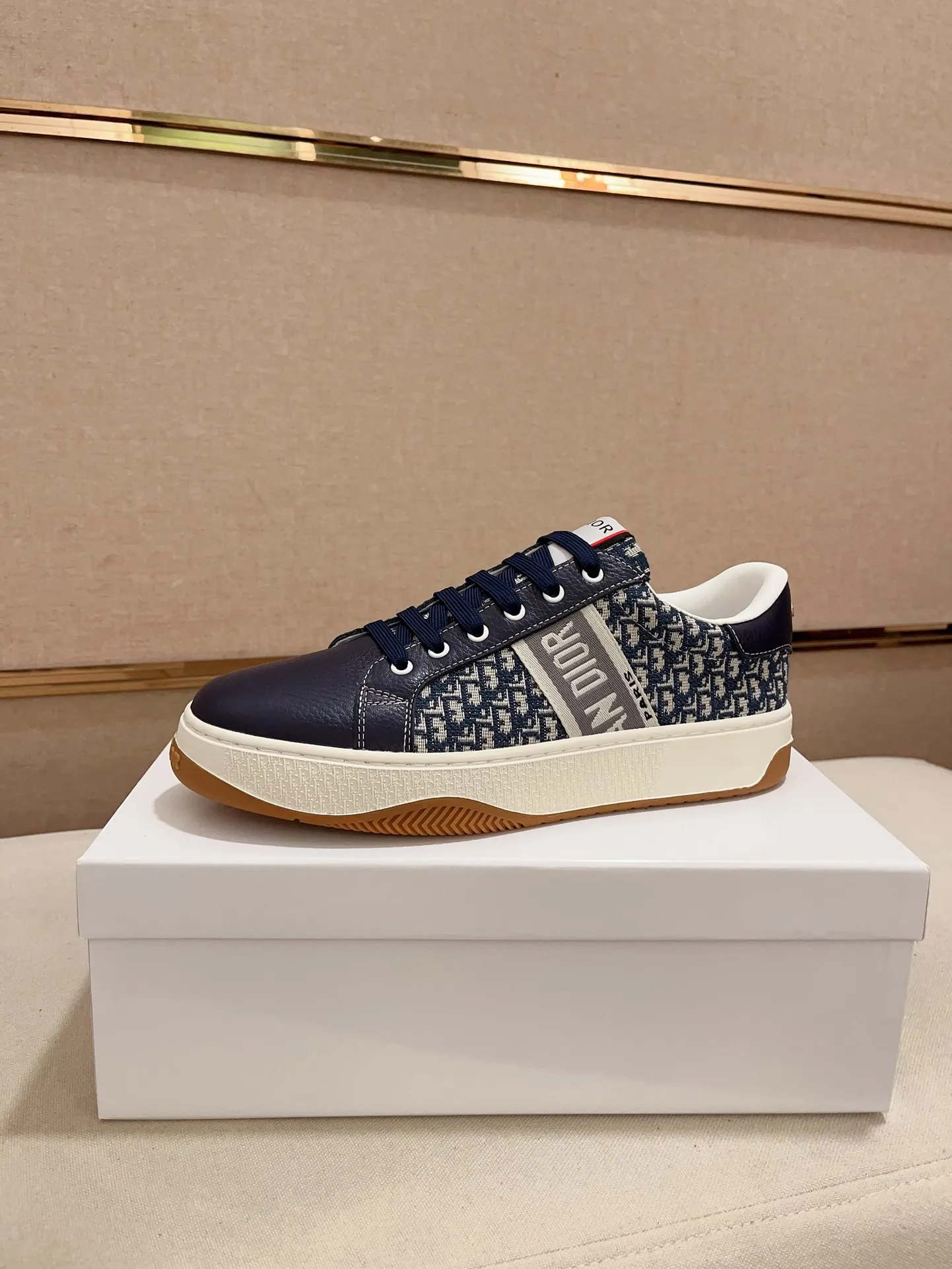 Factory price: 420💰[Dior·Dior] New casual sports style men's shoes, new spring and summer design, perfect workmanship, lace-up lazy style to create wardrobe quality, upper: imported first-layer cowhide, sheepskin lining is soft and comfortable, ultra-light TPU wear-resistant outsole, simple, versatile fashion men's shoes, excellent color code number 38--44. (Can be customized for 45 non-refundable)